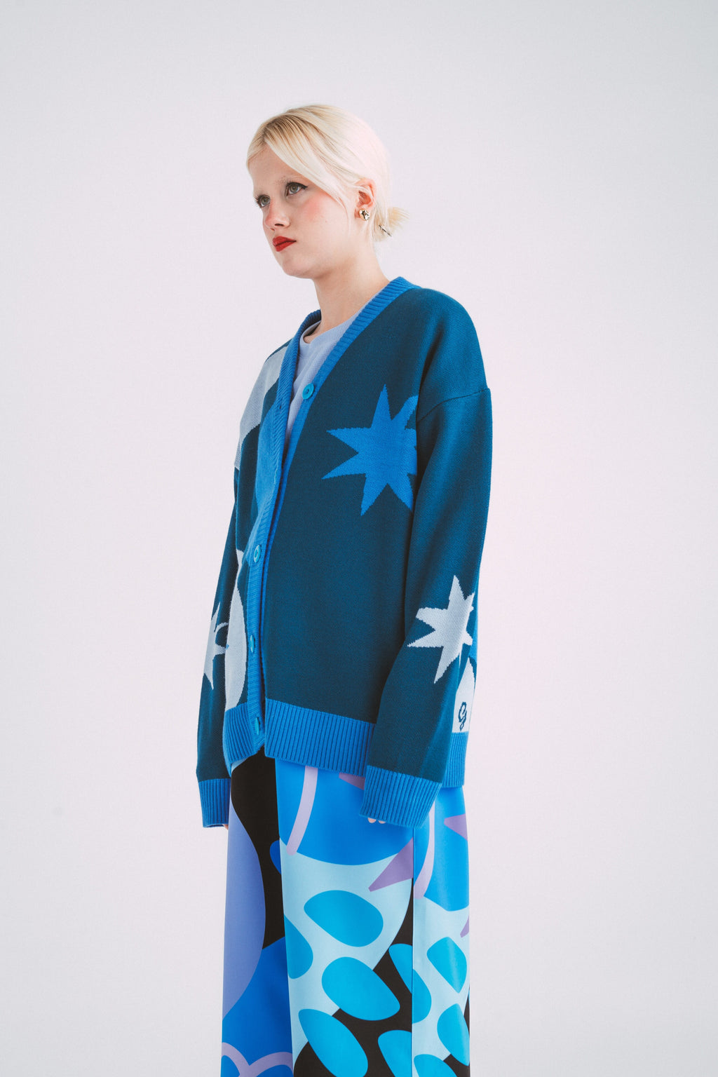 4 Pcs Decorative Books & Thinker StatueSet - Linen Boxes & Resin Sculptures Enhance Your Coffee Table, Bookshelf or Mantle Decor - Living or Entryway Home Decoration Aesthetic, Photo/Keepsake Storage